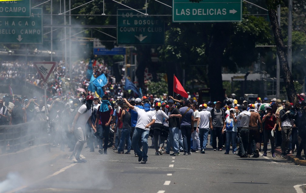 Manifestantes e polícia entram em confronto em protesto nas ruas de Caracas; população se manifesta contra Nicolás Maduro (Foto: Reuters/Carlos Garcia Rawlins)