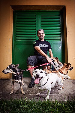 O empresário paulistano Fábio Pregucci, que cuida de cães abandonados na zona norte de São Paulo (Foto: Gui Morelli)