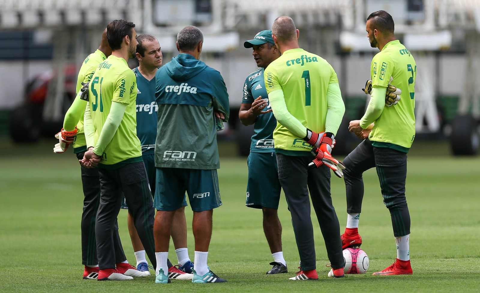 Roger justifica hierarquia no gol palmeirense