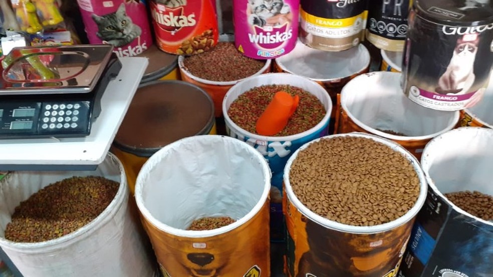 Procon de Araraquara multa petshops por venda de produtos vencidos e falta de informa&ccedil;&otilde;es &mdash; Foto: ACidade ON Araraquara