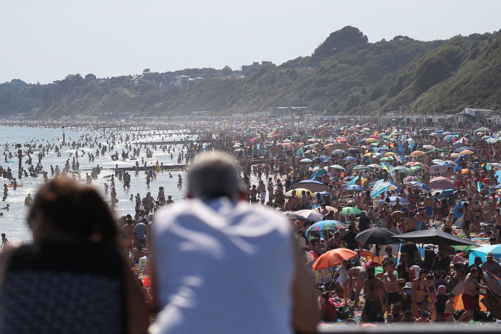 Praia lotada em Bournemouth, no sul da Inglaterra, nesta quarta-feira (24) — Foto: Andrew Matthews/PA via AP