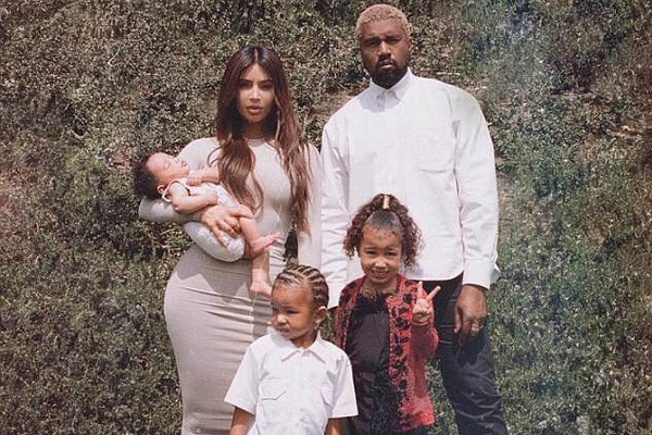 A socialite Kim Kardashian e o rapper Kanye West com os três filhos (Foto: Instagram)