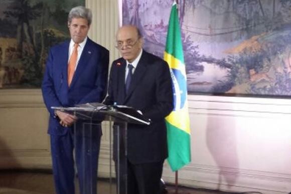 O secretário de Estado norte-americano, John Kerry, e o ministro das Relações Exteriores, José Serra, em pronunciamento após encontro  (Foto: Ministério das Relações Exteriores)