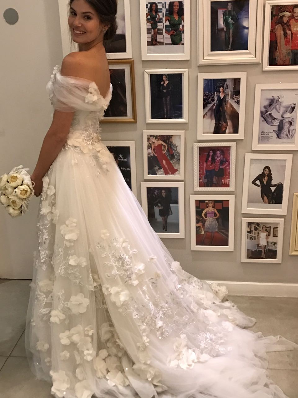 O vestido de noiva de Camila Queiroz  (Foto: Reprodução )
