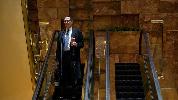 Steven Mnuchin após reunião com Donald Trump, na Trump Tower (Foto: Drew Angerer/Getty Images)