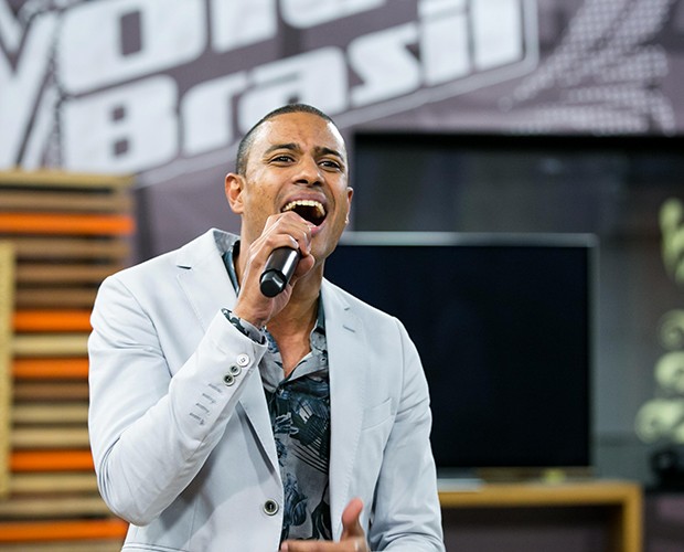 Romero Ribeiro representa Carlinhos Brown na final do The Voice (Foto: Isabella Pinheiro / Tv Globo)