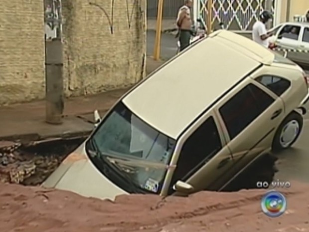 G1 - Buracos atrapalham fluxo de carros em estrada de Sabaúna, em Mogi -  notícias em Mogi das Cruzes e Suzano