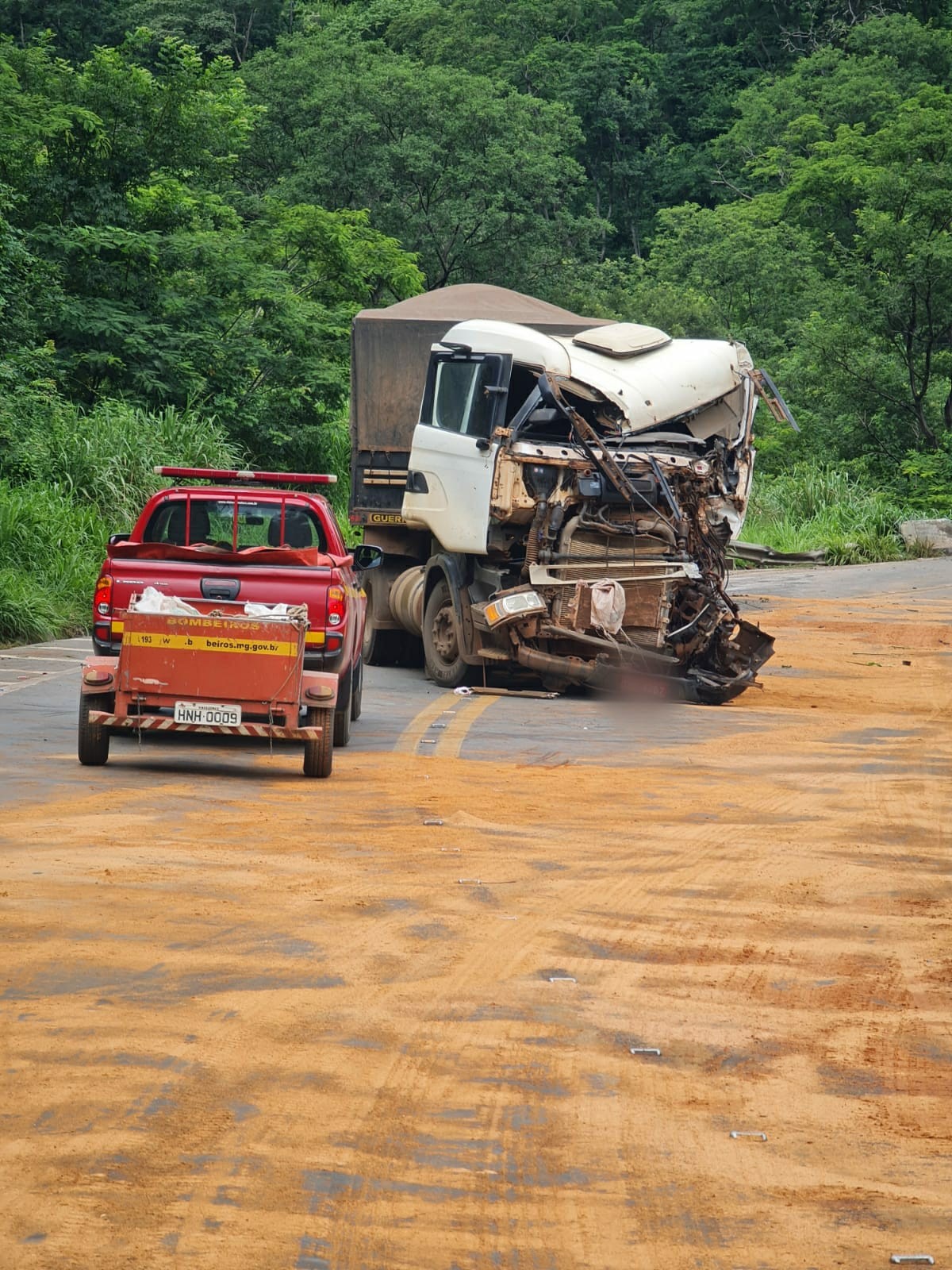 Motorista morre em acidente entre duas carretas na BR-365, em Montes Claros