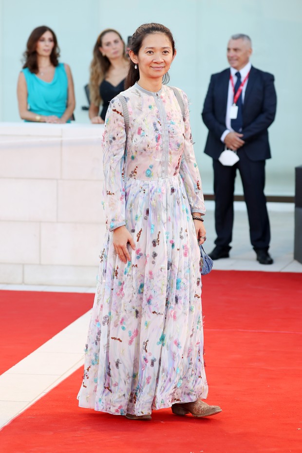 VENICE, ITALY - SEPTEMBER 01: Venezia78 Jury member Chloé Zhao attends the red carpet of the movie "Madres Paralelas" during the 78th Venice International Film Festival on September 01, 2021 in Venice, Italy. (Photo by Marc Piasecki/Getty Images) (Foto: Getty Images)