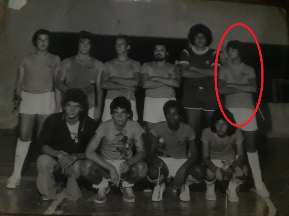 Maneco, segundo Ã  esquerda de pÃ©, e Marcos, no cÃ­rculo vermelho, nos anos 80 (Foto: Arquivo Municipal FC)