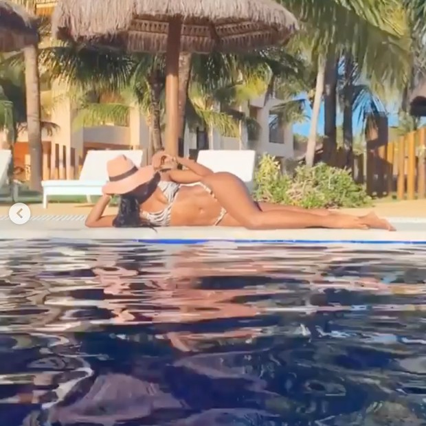 Iza mostra barriga trincada e rebola muito em dia de piscina (Foto: Reprodução/Instagram)