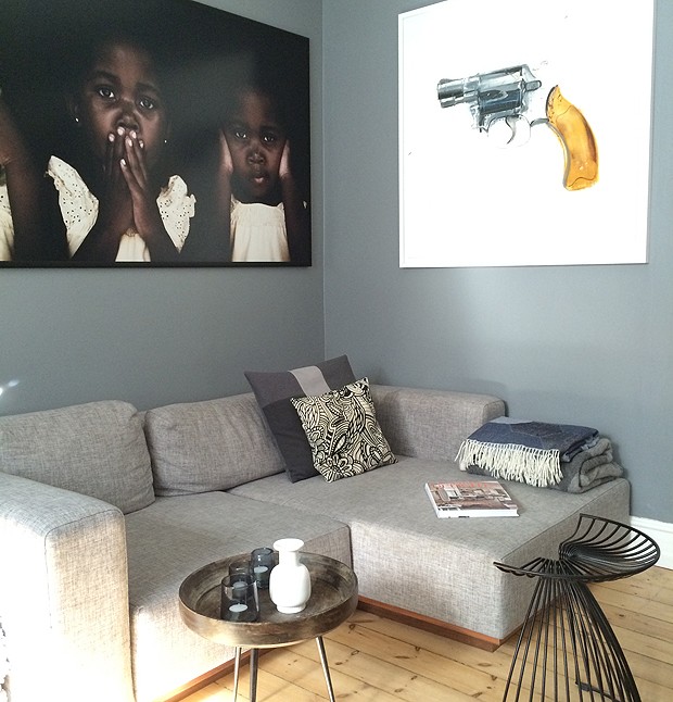 Na sala de Allan, a imagem de revólver do artista de rua inglês Dave White  (Foto: Divulgação/Allan Torp)