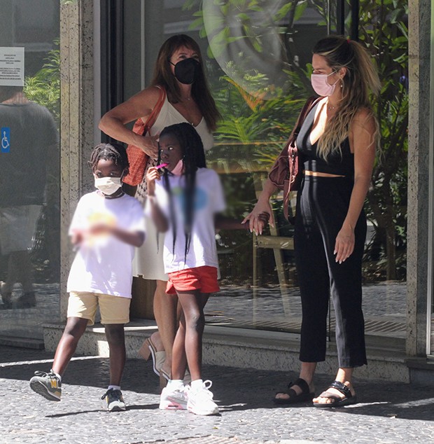 Giovanna Ewbank e os filhos, Titi e Bless (Foto: Daniel Delmiro/ AgNews)