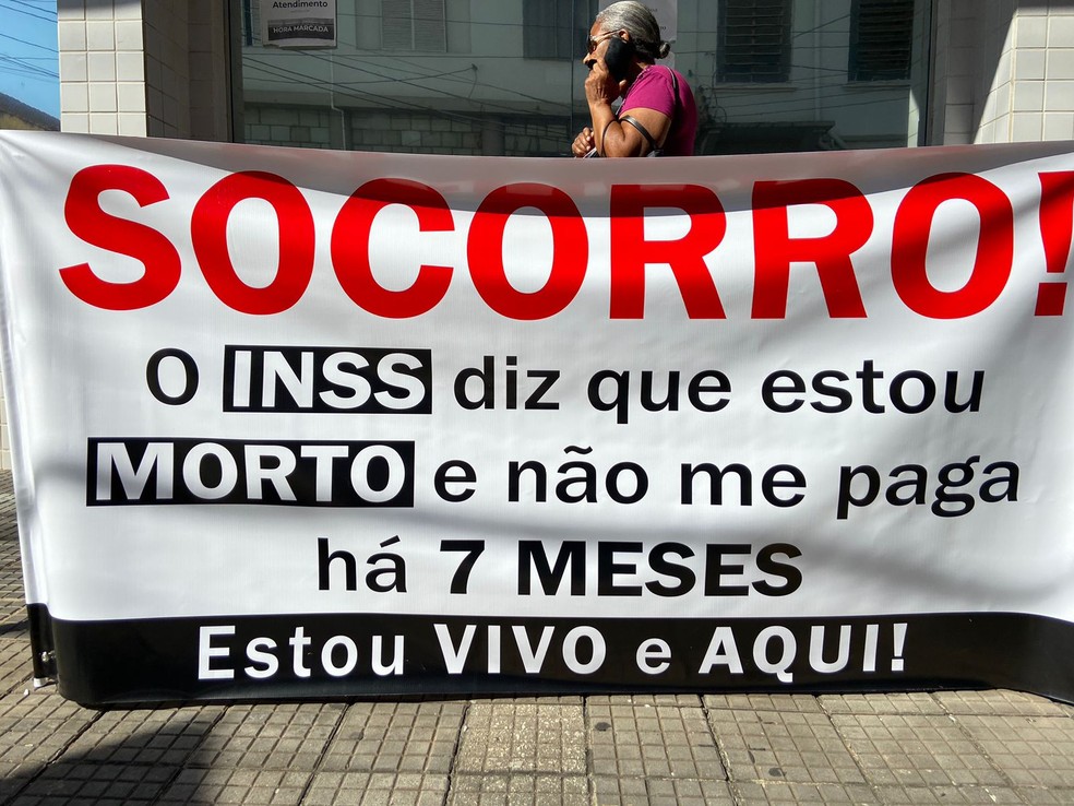 Aposentado protesta na porta do INSS por falta de pagamento do benefício em Piracicaba — Foto: Edijan Del Santo/EPTV