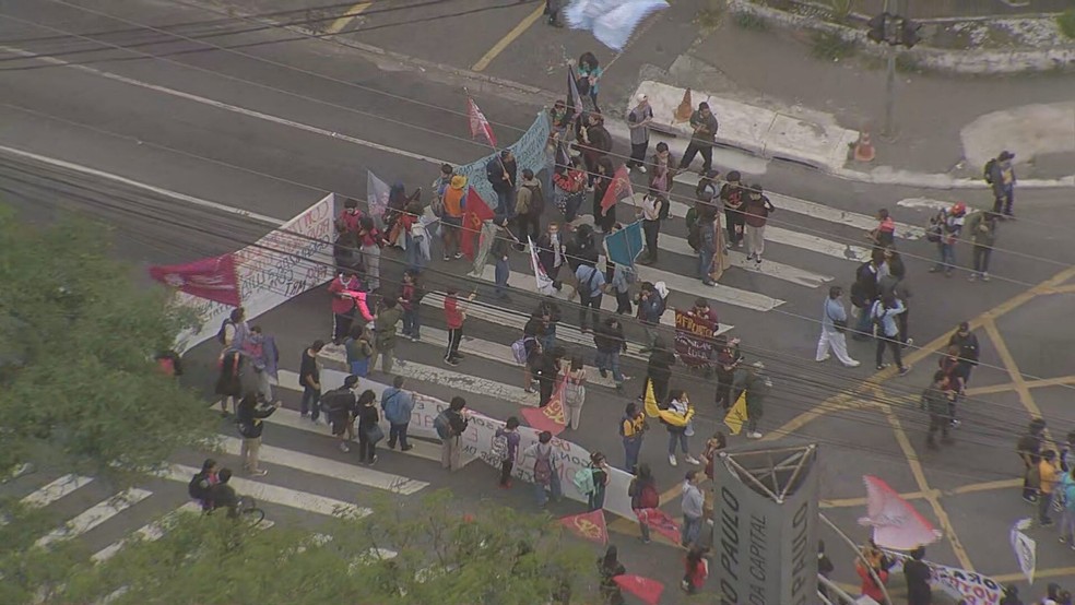 Protesto contra cortes na educação bloqueia via na Zona Oeste de SP — Foto: Reprodução/TV Globo