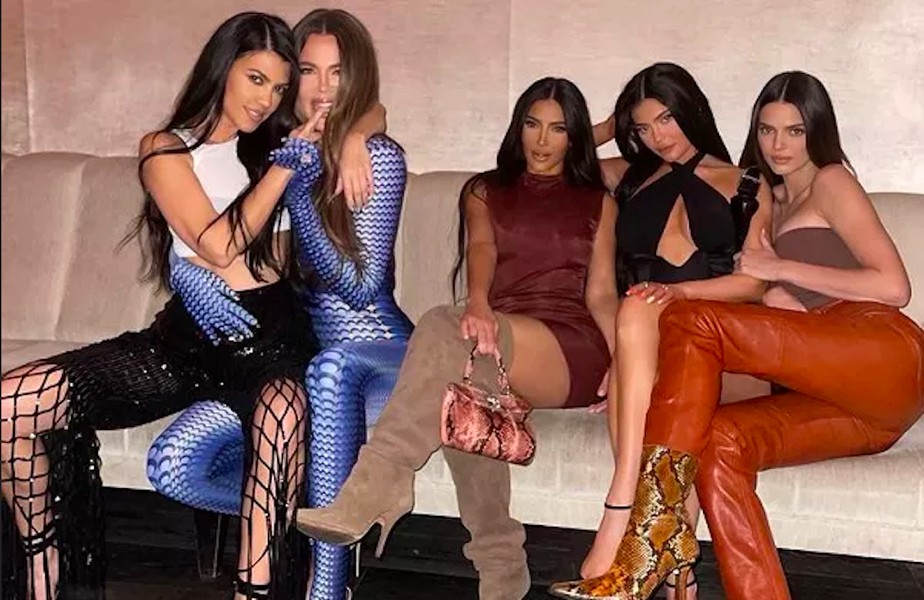 As cinco irmãs do clã Kardashian-Jenner: Kourtney Kardashian, Khloé Kardashian, Kim Kardashian, Kylie Jenner e Kendall Jenner