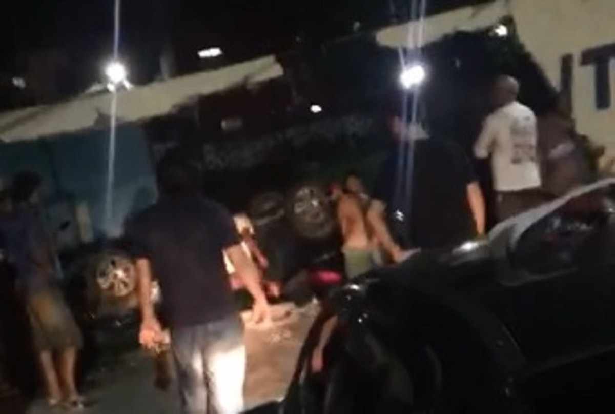 Carro capota e invade muro de Unidade Básica de Saúde em Manaus; dois ficaram feridos - G1