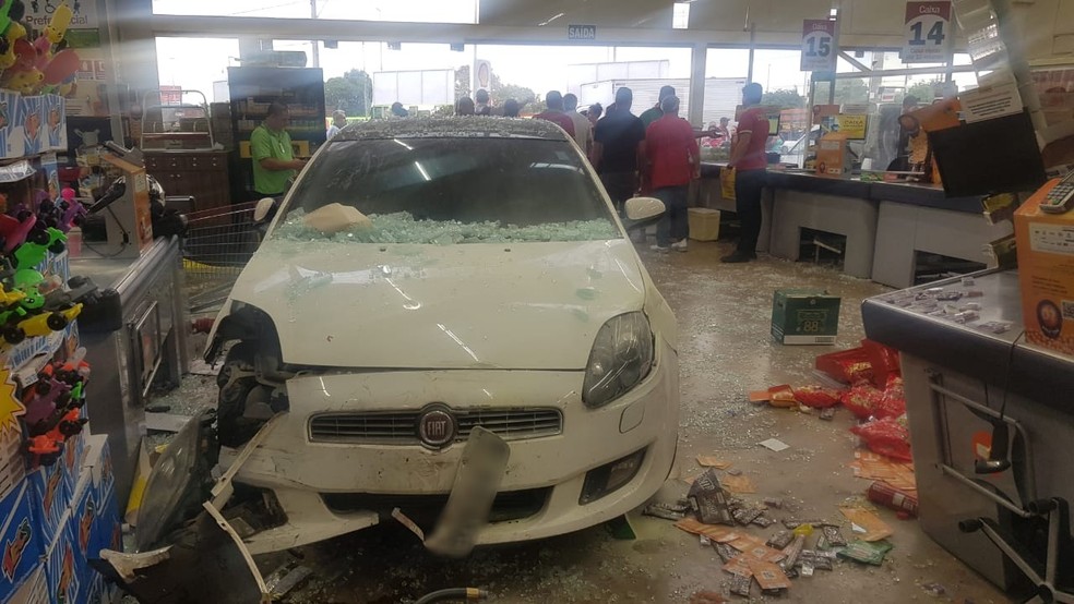 Carro invade supermercado no DF — Foto: PMDF/Divulgação