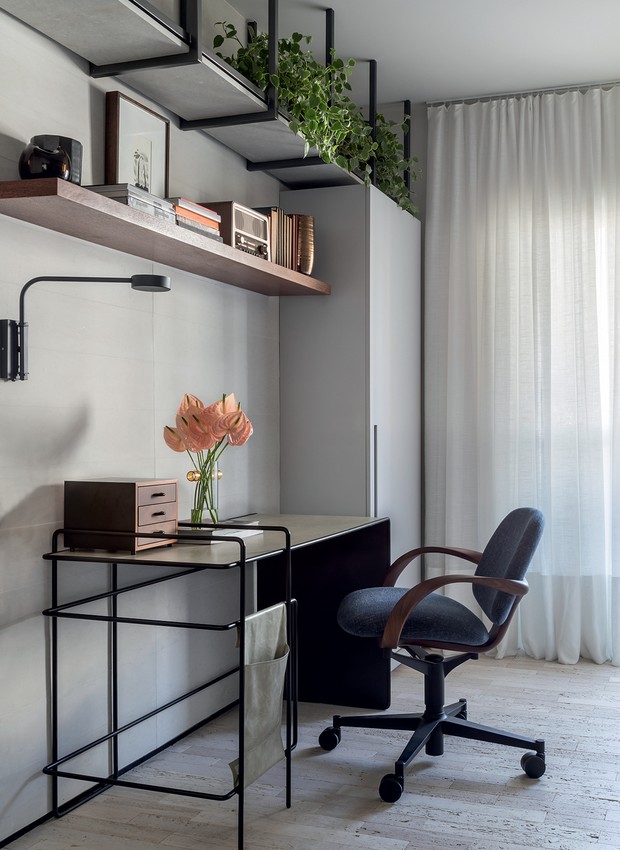 No escritório, escrivaninha da Carbono, cadeira de Jader Almeida e cortina da Ponto Alto (Foto: Evelyn Müller / Divulgação)