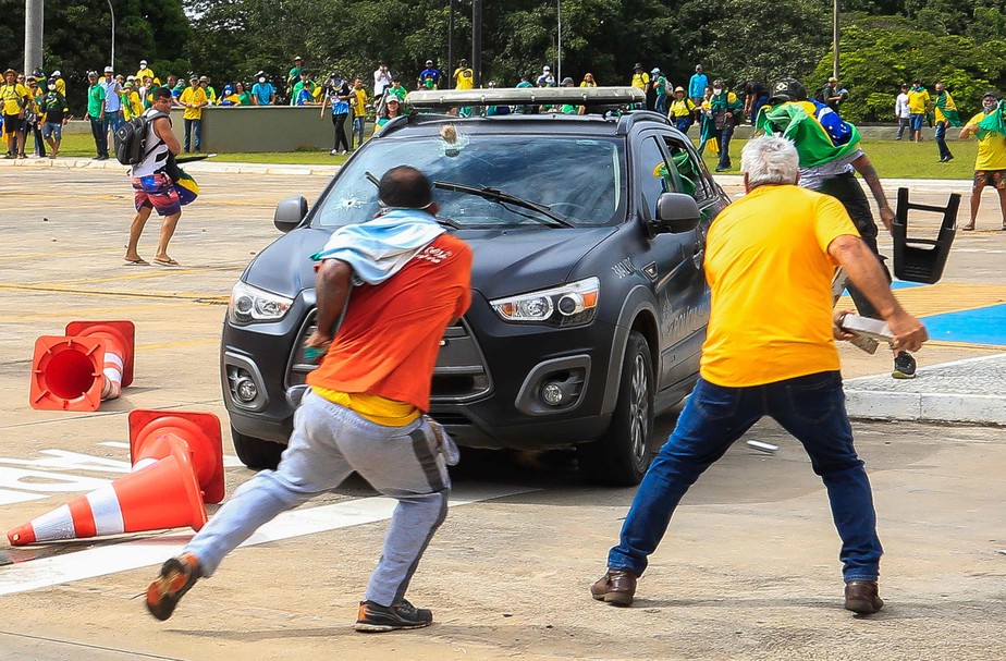 Apoiadores do ex-presidente Jair Bolsonaro atacam viatura da polícia