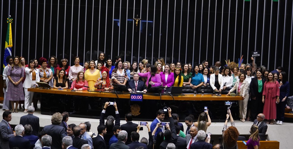 Bancada feminina posa para foto na Câmara dos Deputados no dia 1º de fevereiro de 2023 — Foto: Pablo Valadares / Câmara dos Deputados
