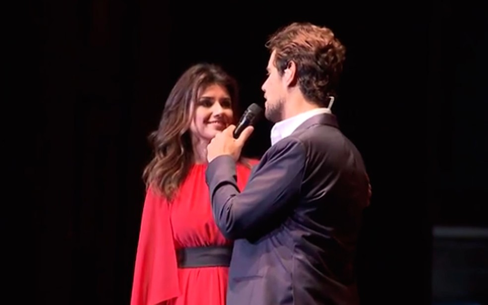 Thiago Arancam e Paula Fernandes dividiram o palco durante show no TCA (Foto: Reprodução/ TV Bahia)