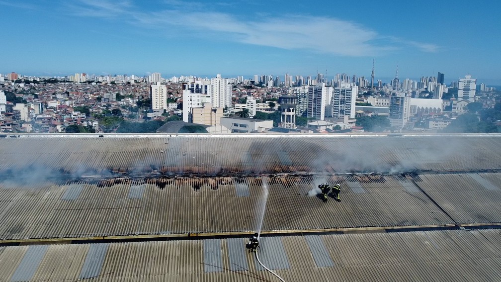 Estrutura do telhado do Teatro Castro Alves após incêndio nesta quarta-feira — Foto: Cau Bezerra