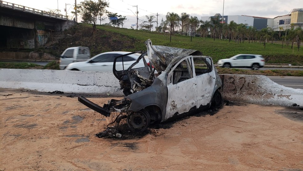 Carro ficou totalmente destruído. — Foto: Camila Falabela / TV Globo