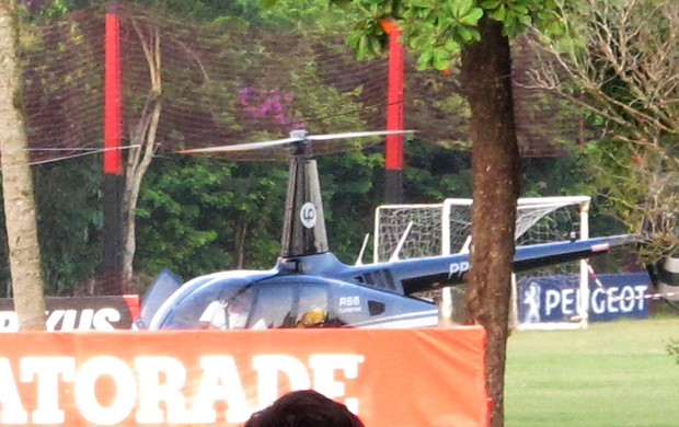 Curtinha: Léo Moura deixa Ninho do Urubu de helicóptero após o treino