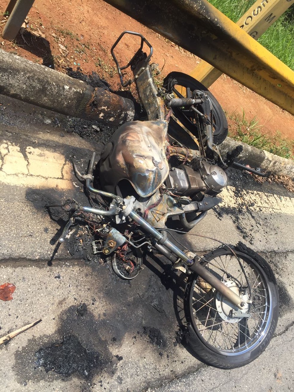 Moto foi incendiada por torcedores do Santos, diz PM (Foto: Polícia Militar /Divulgação)