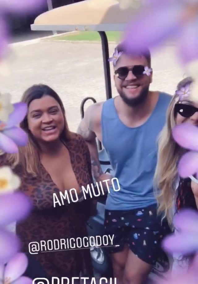 Ludmilla e namorada encontram Preta Gil e Rodrigo Godoy em hotel (Foto: reprodução/Instagram)