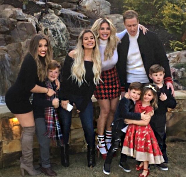 Kim Zolciak-Biermann com os filhos Brielle, Ariana, Kaia Rose, Kane Ren, Kash Kade, Kroy Jagger Biermann, Jr. e o marido Kroy (Foto: Instagram)