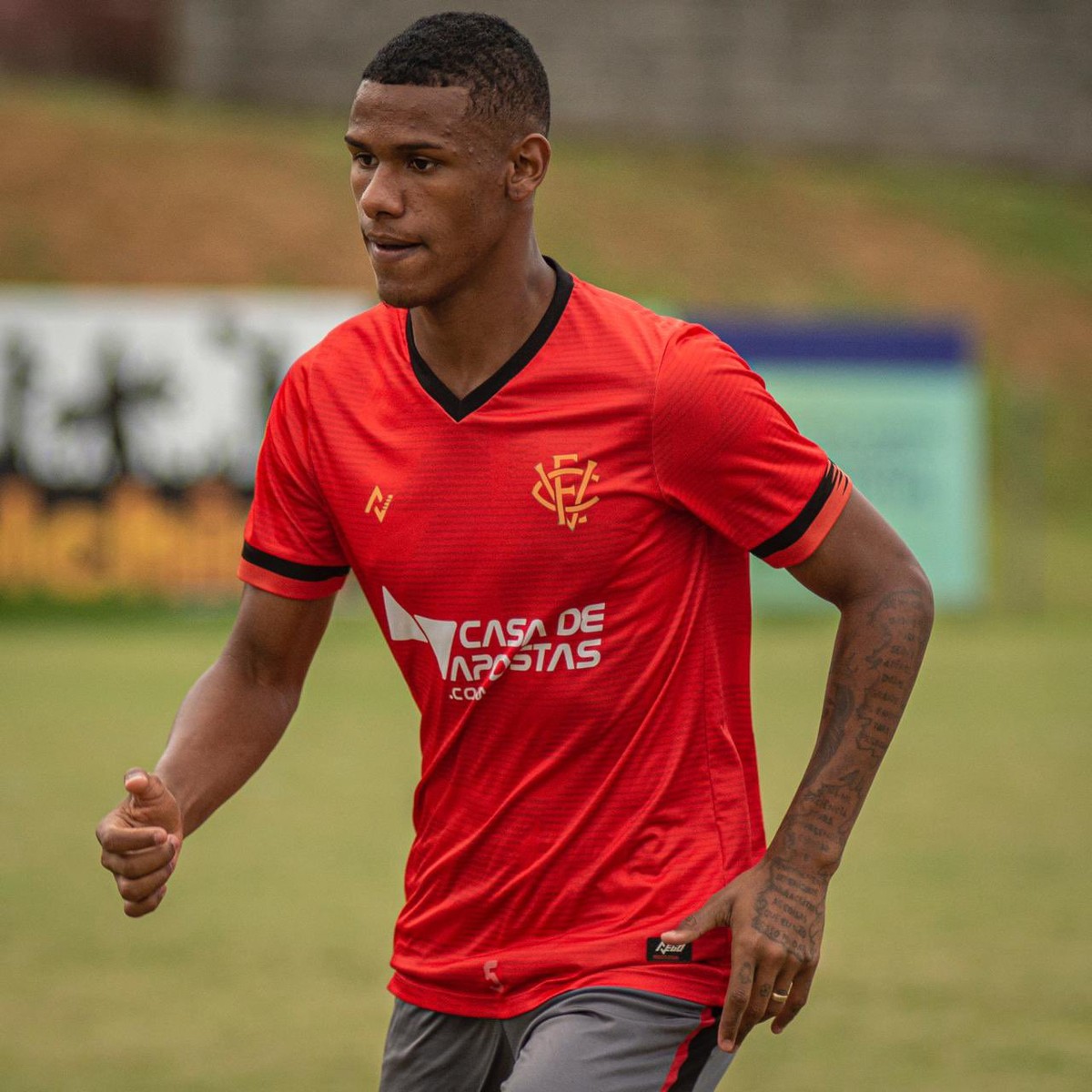 João Pedro tem rescisão publicada no BID; volante vai assinar com o