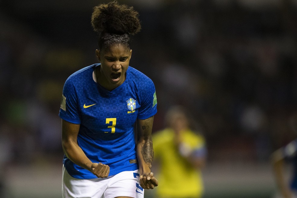 Tarciane comemora o gol de pênalti — Foto: Thais Magalhães/CBF