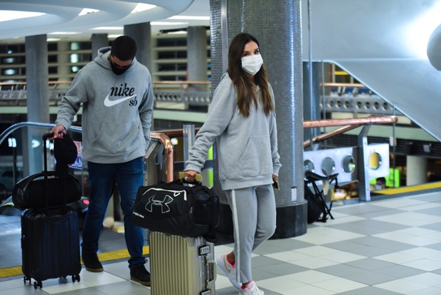 Mariana Rios chega acompanhada em aeroporto (Foto: Leo Franco / AgNews)