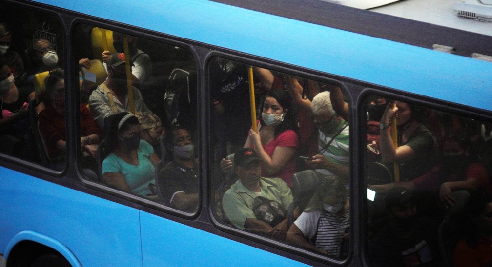 Aglomeração no transporte público: passageiros não têm alternativa e viajam no BRT lotado — Foto: Marcos Serra Lima/G1