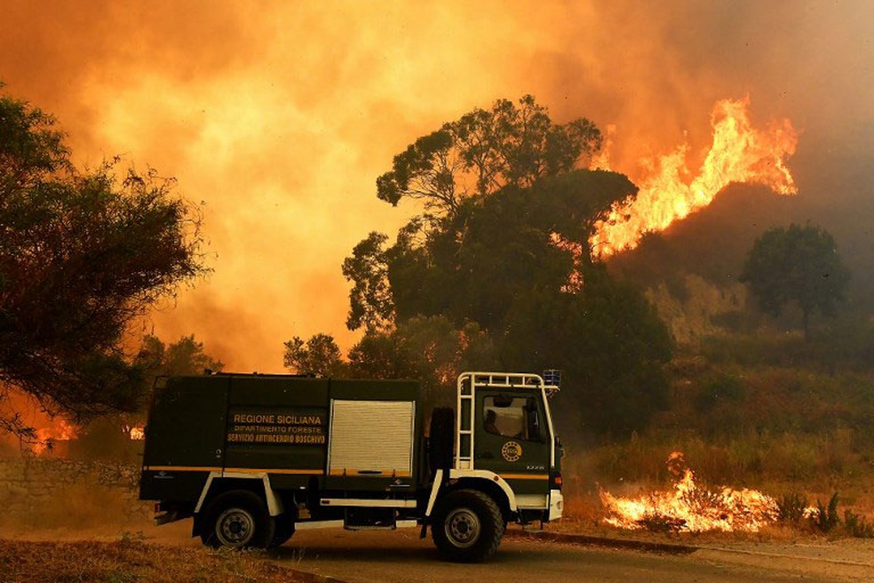 Foto de arquivo mostra incêndio em Annunziata, Messina, no nordeste da Sicília, em julho de 2017. Bombeiros foram presos por suspeita de provocar incêndio (Foto: Giovanni Isolino / AFP)