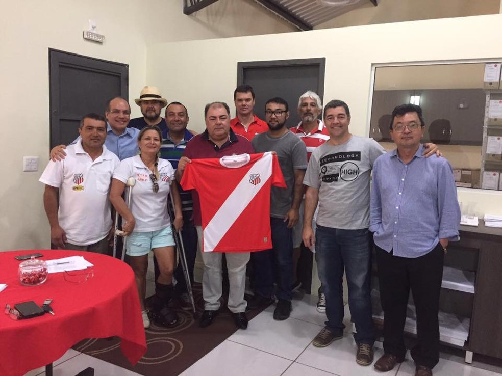 Valter Mangini (com a camisa nas mãos) quando foi eleito presidente do Comercial-MS — Foto: Divulgação/Comercial-MS