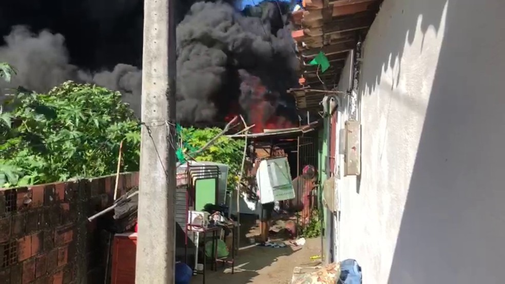 Pessoas que moram pr&oacute;ximo ao local do inc&ecirc;ndio removem m&oacute;veis e eletrodom&eacute;sticos das casas, em Jo&atilde;o Pessoa (Foto: Walter Paparazzo/G1)
