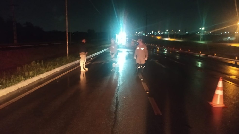 Policiais e socorristas no local do acidente na BR-210 — Foto: PRF/Divulgao