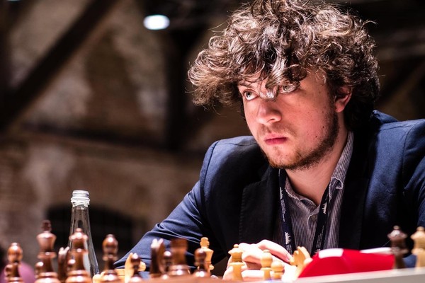 Treta no xadrez: campeão mundial acusa adversário de trapaça