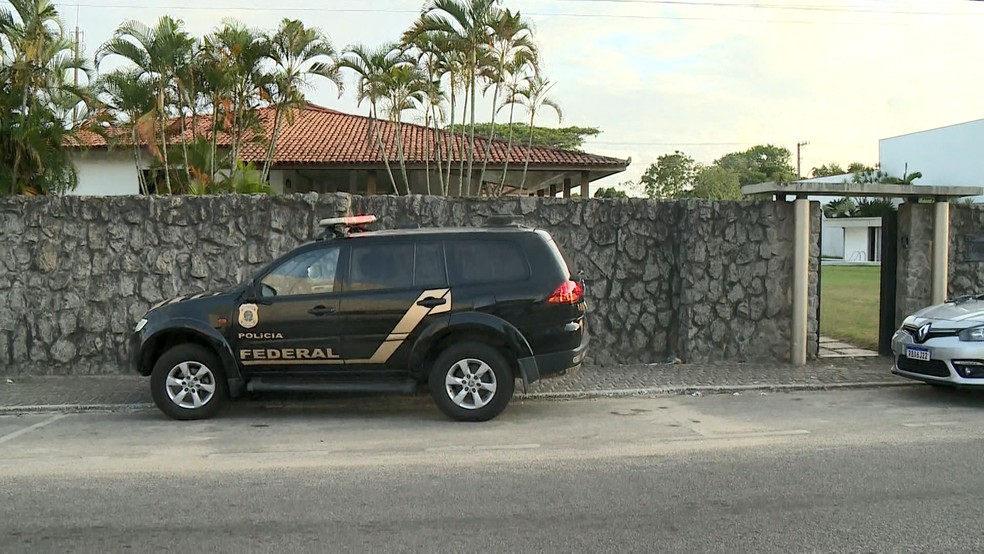 Polícia Federal cumprindo mandado de prisão na casa do prefeito de São Mateus — Foto: Reprodução/TV Gazeta