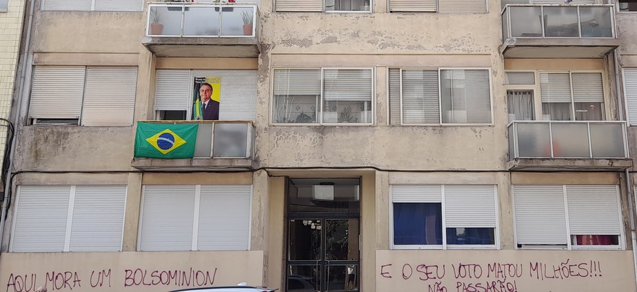 Fachada de um prédio no Porto com apoio a Bolsonaro é pichada