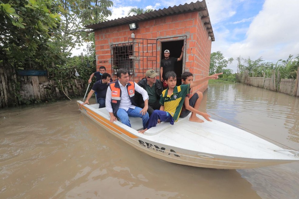 Governador Wilson Lima visitou áreas atingidas pela chuva — Foto: Divulgação