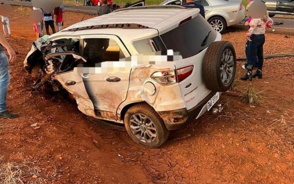 Carro que bateu de frente com Gol, em Aloândia, Goiás — Foto: Reprodução/TV Anhanguera