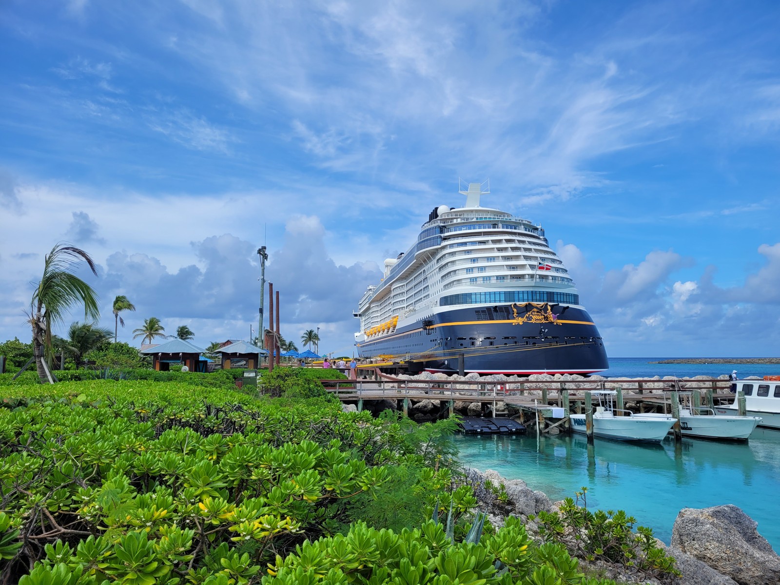 Aqui fotografado em Castaway Cay, a ilha privada da Disney nas Bahamas, o Disney Wish tem capacidade para até quatro mil passageiros — Foto: Eduardo Maia / O Globo