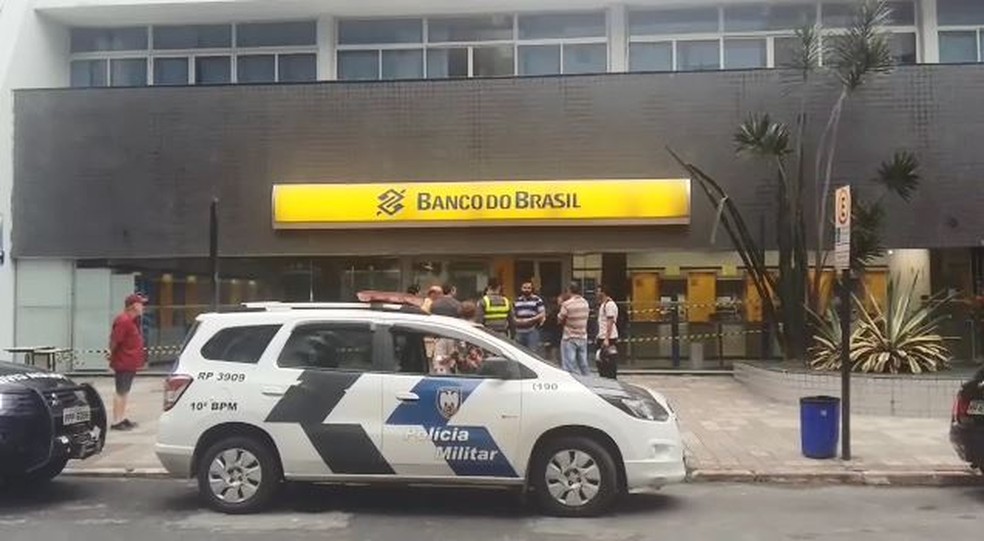 AgÃªncia do Banco do Brasil foi arrombada neste sÃ¡bado (8), em Guarapari â€” Foto: Ari Melo/ TV Gazeta