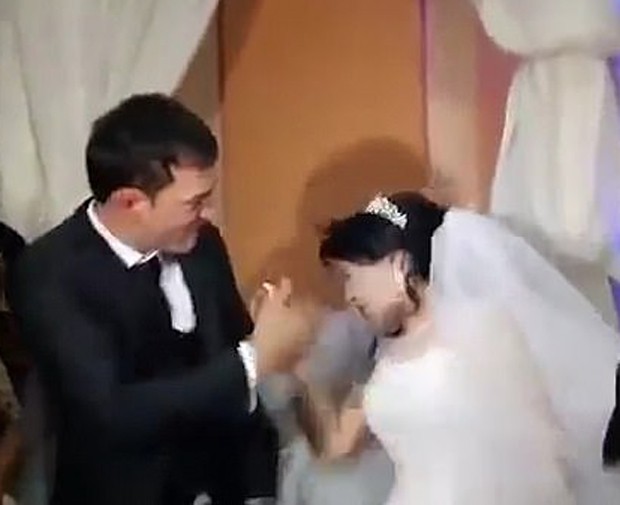 Vídeo mostra noiva apanhando do marido ainda na festa de casamento e causa indignação (Foto: Reprodução/Youtube)