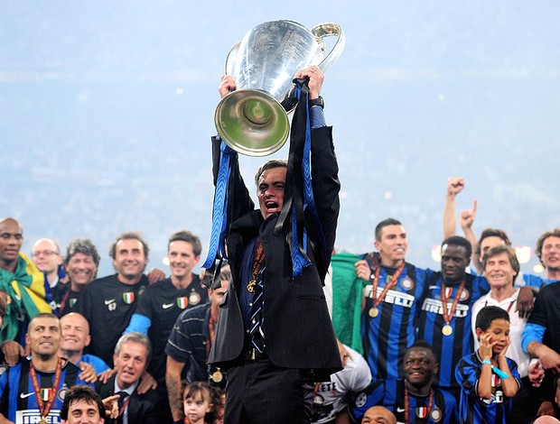 José Mourinho taça Liga dos Campeões com o Inter de Milão (Foto: Getty Images)