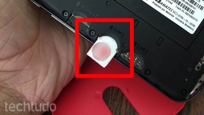 Coloque o chip no Moto G 4 com a parte magnética virada para baixo (Foto: Lucas Mendes/TechTudo)